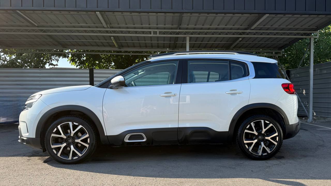 Side view of the Citroën C5 Aircross