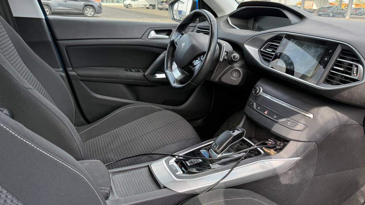 Peugeot 308 SW cockpit and centre console