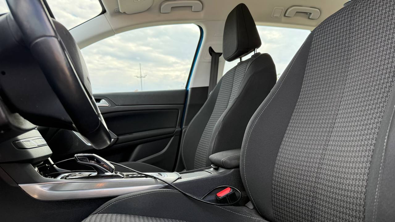 Peugeot 308 SW front seats