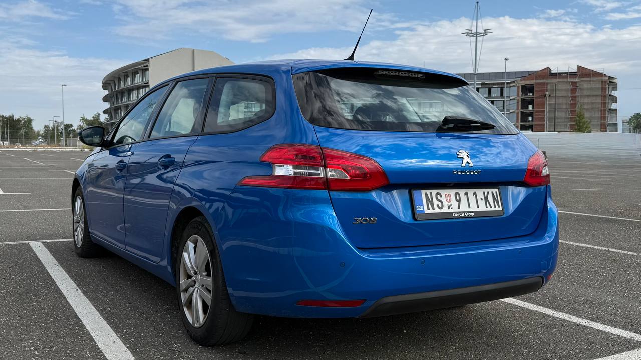 Rear three-quarter view of the Peugeot 308 SW